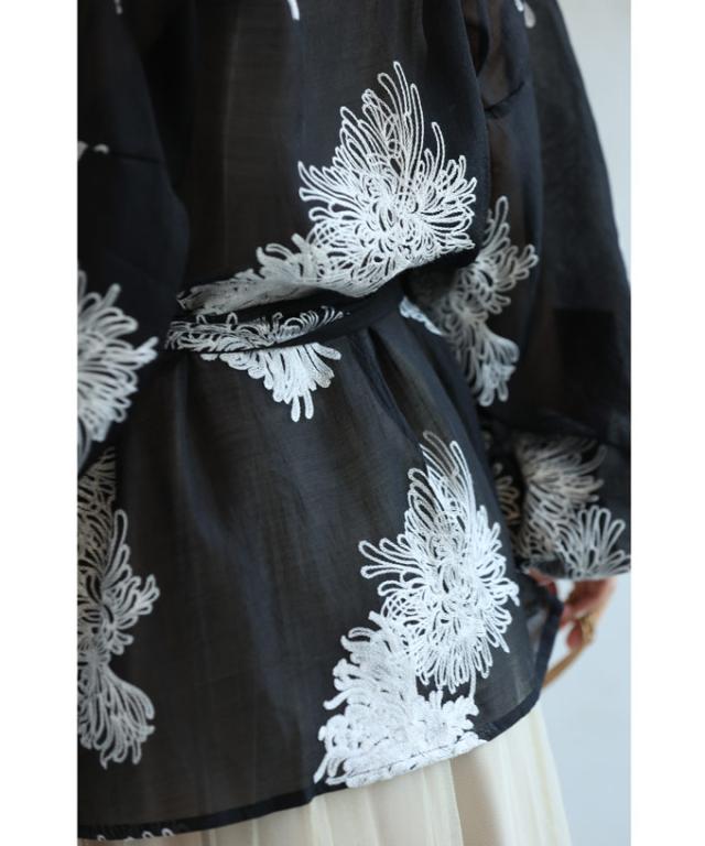 再入荷8月24日 リボン付き 白花刺繍のシアーブラウストップス ブラウス