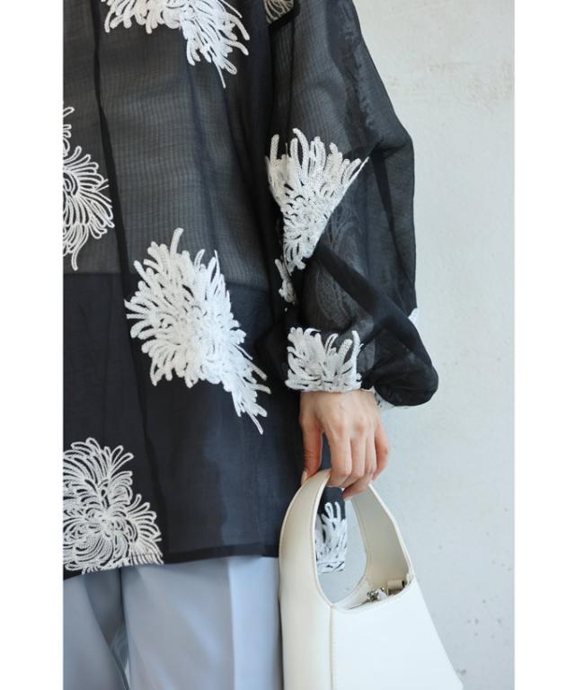 再入荷8月24日 リボン付き 白花刺繍のシアーブラウストップス ブラウス トップス 透け ブラック 花柄 刺繍 cawaii wkg00657 S~3L対応 重ね着 レディース ファッション 他にはない キレイめ 長袖 日常使い ミセス 30代 40代 50代 秋服 冬服  母の日 再入荷8月24日 リボン付き 白花刺繍のシアーブラウストップス ブラウス