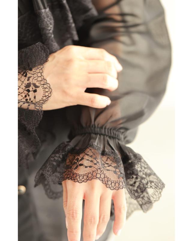 再入荷1月20日 （黒）シアー袖のクラシカルフリルブラウストップス