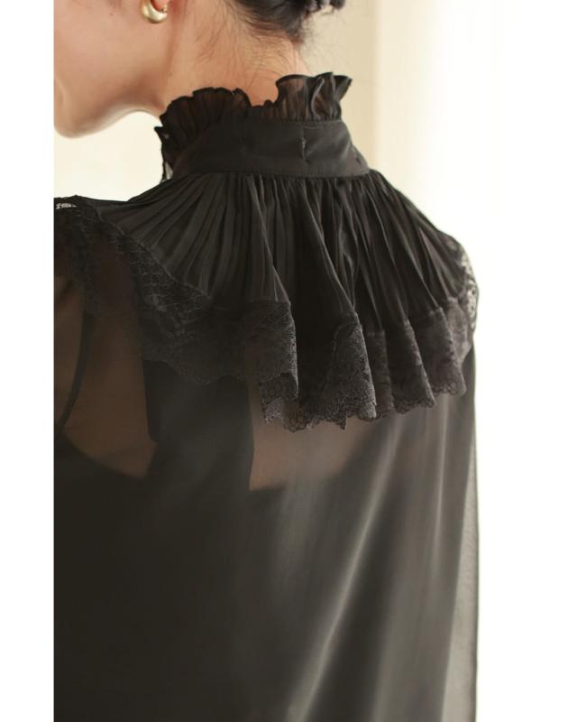 再入荷1月20日 （黒）シアー袖のクラシカルフリルブラウストップス