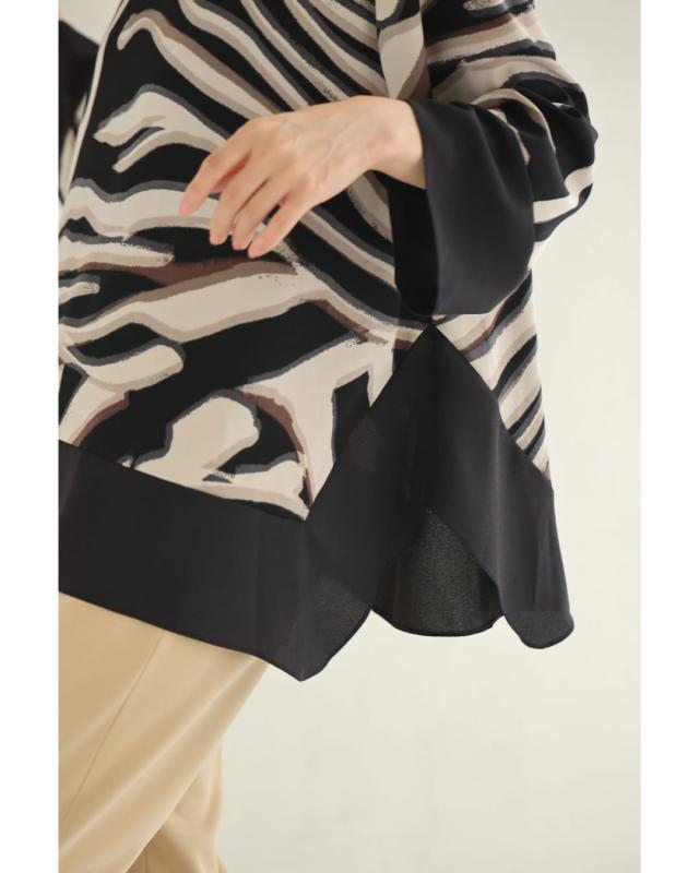 再入荷11月18日 流れゆくアート柄のモードブラウストップス cawaii