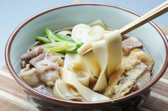 半生麺　おっきりこみの通販はau　桐生うどんの里　うどん　マーケット　マーケット－通販サイト　半生ひもかわ肉汁うどん　特製の幅広麺　ひもかわ　260g×2袋と肉汁４袋セット群馬　ひもかわうどん　PAY　PAY　au