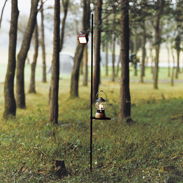 LOGOS/ロゴス アイアンランタンポール3WAY 高さ3段階 足元のステークを打ち込むだけの1本脚の簡単設置！楽しみ広がる便利な多機能ランタンポール フック付きでランタンフック可能 小物置きトレイもあり便利 テントポールとしても使える