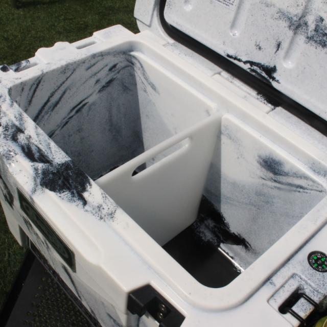 Deelight/ディーライト クーラーボックス20QT Iceland Cooler Box  アイスランドクーラーボックス 容量18.9リットル 最長で5日間も氷が持つ驚異の保冷力 まな板仕切りやワイヤーバスケット、ドリンクホルダー 方位磁石 栓抜き搭載_6