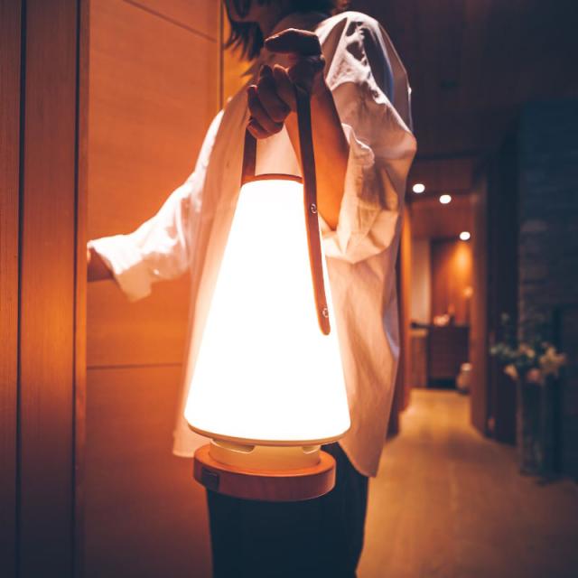 MoriMori LEDランタンスピーカー ROOMS レザーハンドル ルームズ 充電式LEDランタン スマホ等からBlueetoothで音楽再生 音楽と灯りを自由に持ち運び おしゃれなデザインランタン 2台ペアリングでステレオ再生 IPX4