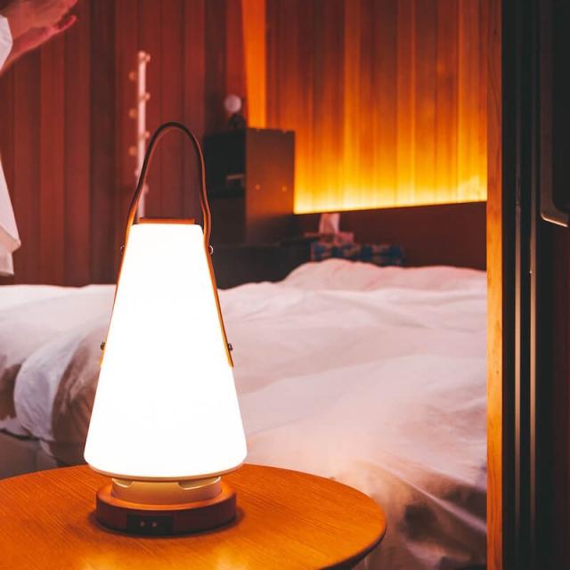 MoriMori LEDランタンスピーカー ROOMS レザーハンドル ルームズ 充電式LEDランタン スマホ等からBlueetoothで音楽再生 音楽と灯りを自由に持ち運び おしゃれなデザインランタン 2台ペアリングでステレオ再生 IPX4