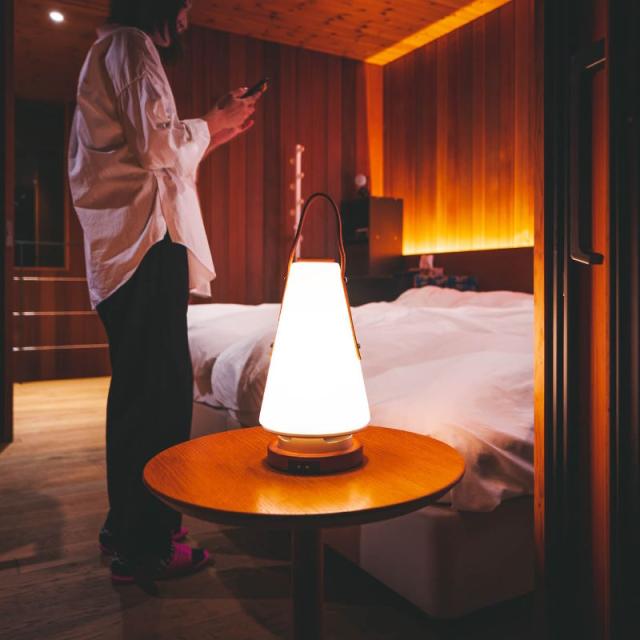 MoriMori LEDランタンスピーカー ROOMS レザーハンドル ルームズ 充電式LEDランタン スマホ等からBlueetoothで音楽再生 音楽と灯りを自由に持ち運び おしゃれなデザインランタン 2台ペアリングでステレオ再生 IPX4