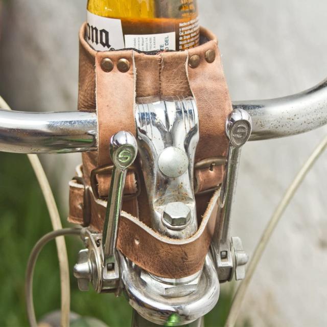 レザーバイクカップホルダー Hide u0026 Drink 自転車取り付けデザインの