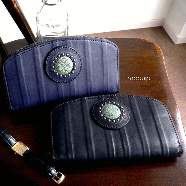 ノベルティ/ moquip モキップ ガルーシャ カーフレザー ラウンドファスナー 長財布 WLCG06195 ブルー/ブラックの通販は
