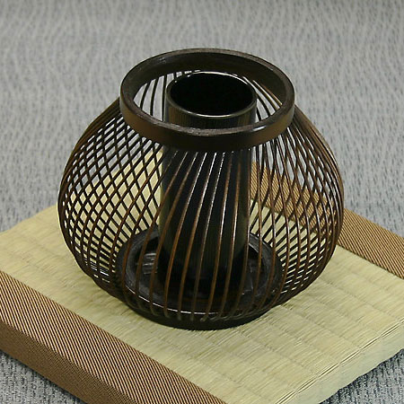 駿河竹千筋細工　花器　雫　静岡県伝統工芸品　伝統工芸士・大村竹心坊 作　職人が竹ひごを組んで千筋にして作り上げられた花瓶　繊細で滑らかな曲線美 7,670円