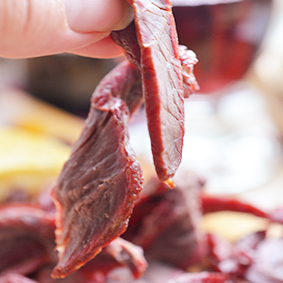 燻製馬肉ジャーキー さいぼし 50g S ギフト 内祝 プレゼント 食べ物 の通販はau Pay マーケット セゾン ブシェ Au Pay マーケット店