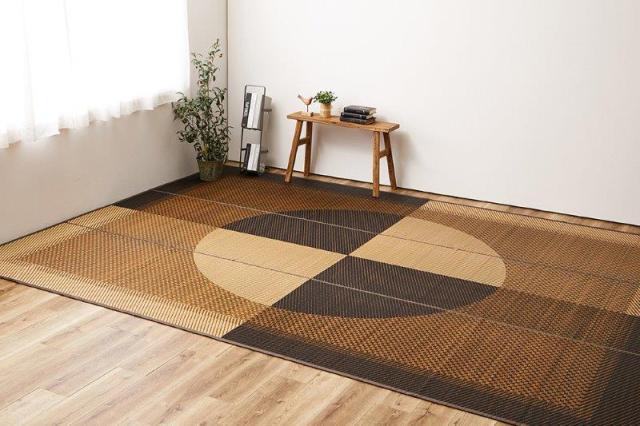 い草カーペット（裏張りあり） GKU 江戸間6帖 約261×352cm ブラウン×ブラック 日本製 国産 すべり止め 畳ラグ 夏 ラグ い草カーペット イ草 ラグマット 日本製  軽量 傷防止 和モダン おしゃれ 和室 和風 モダン 抗カビ 夏用_4