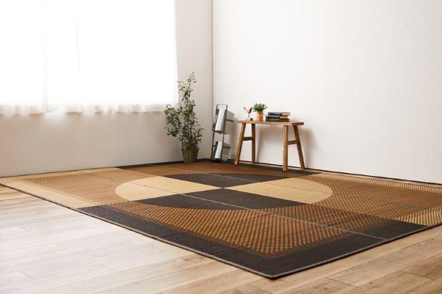 い草カーペット（裏張りあり） GKU 江戸間6帖 約261×352cm ブラウン×ブラック 日本製 国産 すべり止め 畳ラグ 夏 ラグ い草カーペット イ草 ラグマット 日本製  軽量 傷防止 和モダン おしゃれ 和室 和風 モダン 抗カビ 夏用_3