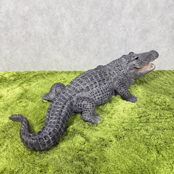 置物 餌を待つワニ 特大 横幅79.5cm 鰐 巨大オブジェ 大型 woobia ウービア 大きい かわいい おしゃれ ガーデン インテリア 可愛い プレゼント 北欧 玄関 雑貨 動物 モダン 面白い 庭 ギフト 屋外 家 リアル 玄関先 ガーデンオーナメント