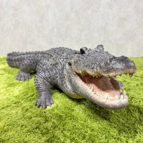置物 餌を待つワニ 特大 横幅79.5cm 鰐 巨大オブジェ 大型 woobia ウービア 大きい かわいい おしゃれ ガーデン インテリア 可愛い プレゼント 北欧 玄関 雑貨 動物 モダン 面白い 庭 ギフト 屋外 家 リアル 玄関先 ガーデンオーナメント