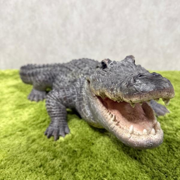 置物 餌を待つワニ 特大 横幅79.5cm 鰐 巨大オブジェ 大型 woobia ウービア 大きい かわいい おしゃれ ガーデン インテリア 可愛い プレゼント 北欧 玄関 雑貨 動物 モダン 面白い 庭 ギフト 屋外 家 リアル 玄関先 ガーデンオーナメント