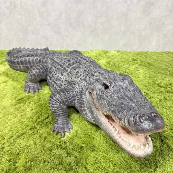 置物 餌を待つワニ 特大 横幅79.5cm 鰐 巨大オブジェ 大型 woobia ウービア 大きい かわいい おしゃれ ガーデン インテリア 可愛い プレゼント 北欧 玄関 雑貨 動物 モダン 面白い 庭 ギフト 屋外 家 リアル 玄関先 ガーデンオーナメント