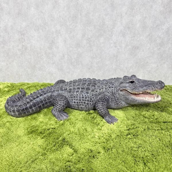 置物 餌を待つワニ 特大 横幅79.5cm 鰐 巨大オブジェ 大型 woobia ウービア 大きい かわいい おしゃれ ガーデン インテリア 可愛い プレゼント 北欧 玄関 雑貨 動物 モダン 面白い 庭 ギフト 屋外 家 リアル 玄関先 ガーデンオーナメント