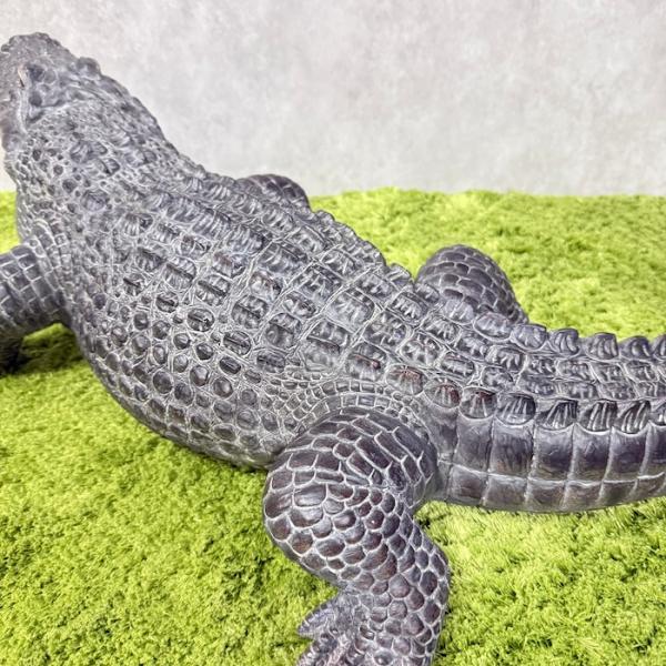 置物 餌を待つワニ 特大 横幅79.5cm 鰐 巨大オブジェ 大型 woobia ウービア 大きい かわいい おしゃれ ガーデン インテリア 可愛い プレゼント 北欧 玄関 雑貨 動物 モダン 面白い 庭 ギフト 屋外 家 リアル 玄関先 ガーデンオーナメント