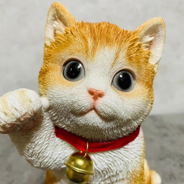 招き猫 見守り猫(白)(小)天然木(イブキ) 台座付置物 猫 置物 リアル 小さい かわいい 右手を上げる茶トラ白招き猫 高さ18.5