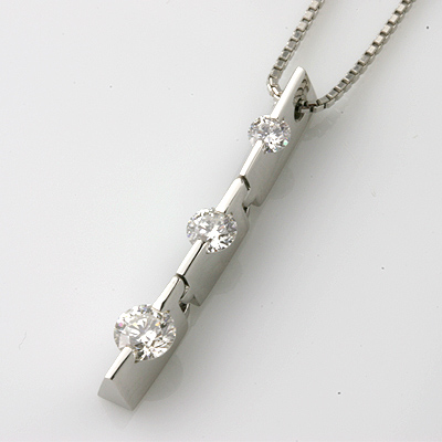 スリーストーンPTダイヤモンド ペンダントネックレスの通販は