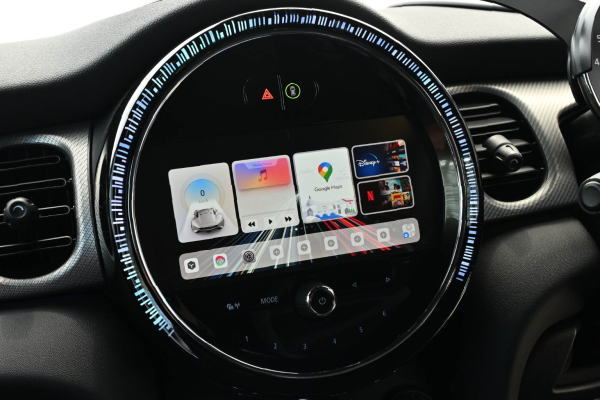 CodeTech コードテック CS-SCL-B004 スマートカーリンクポッド for BMW 純正ディスプレイにYouTube や Netflixなどの動画視聴が走行中でも可能に_2