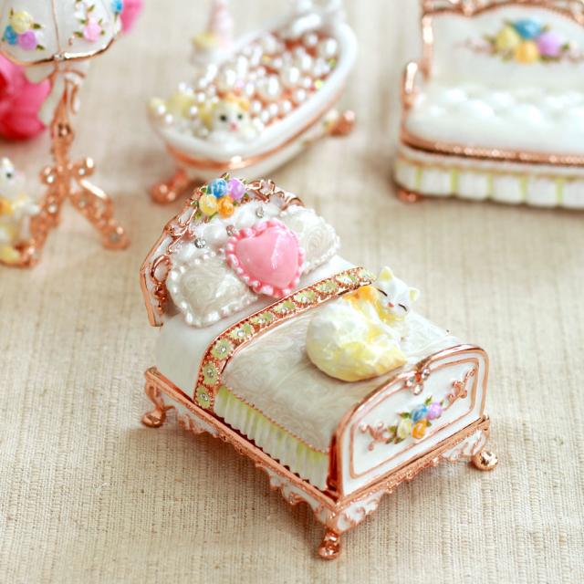 ミニチュアベッド ミニチュア家具 猫 ジュエリーボックス ピィアース 東京銀座PICALS 東京銀座ピカルス 可愛い ブランド おしゃれ プレゼント オブジェ 置物 動物 誕生日プレゼント プロポーズ ペット 骨壺 メモリアルボックス ペット_10