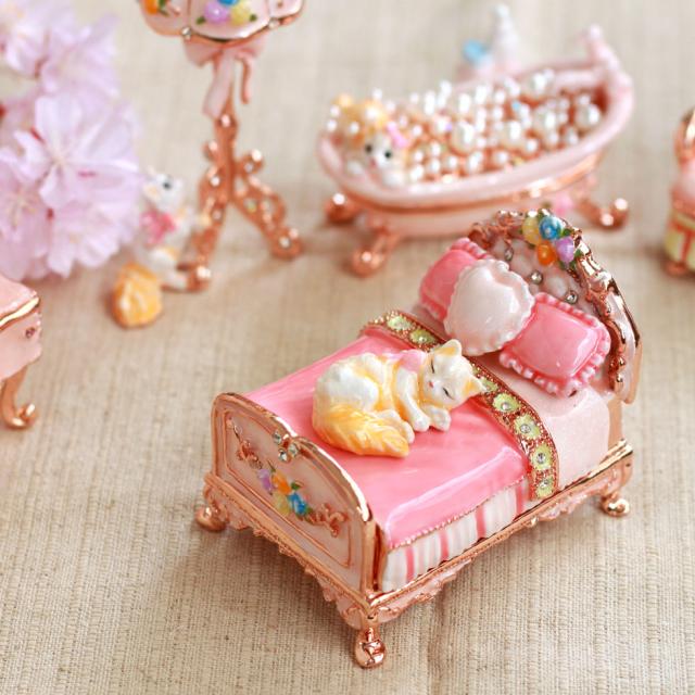 ミニチュアベッド ミニチュア家具 猫 ジュエリーボックス ピィアース 東京銀座PICALS 東京銀座ピカルス 可愛い ブランド おしゃれ プレゼント オブジェ 置物 動物 誕生日プレゼント プロポーズ ペット 骨壺 メモリアルボックス ペット_9
