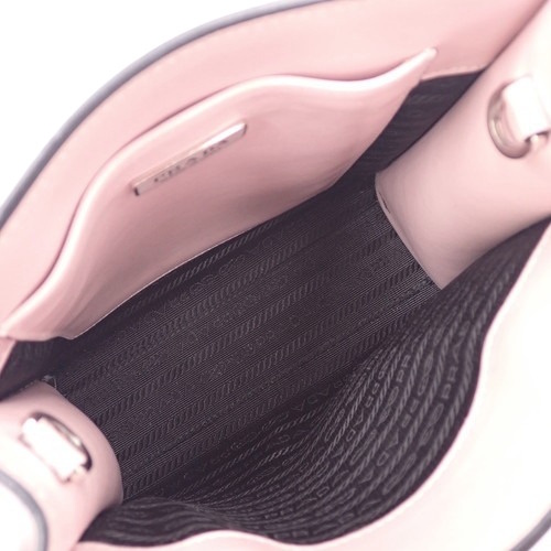 プラダ トライアングル レザー 2WAYハンドバッグ ホワイト