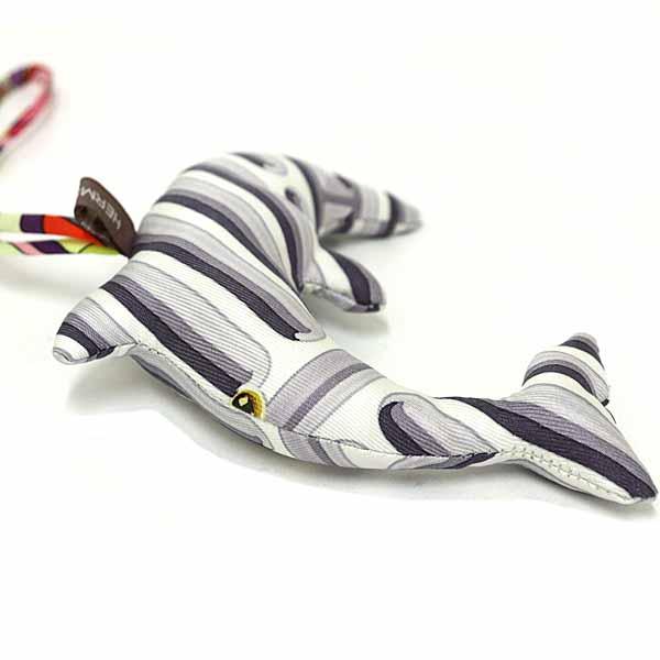 エルメス HERMES プティ アッシュ ドルフィン チャーム アイボリーxブラックxボルドー シルク イルカ 小物 レディース 101731150 ⭐️良品⭐️ エルメス プティアッシュ ドルフィン チャーム イルカ