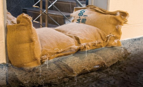 ■在庫一掃セール■【】ｱｸｱﾎﾞｰｲ JB-1 (吸水土嚢) (20L吸水) 洪水仕様 重調整用砂鉄袋付 : (610×400×30) (10枚入) (ｱｶｷﾞA15999-0090) ∴吸水土のう 吸水ﾊﾞｯｸﾞ 吸水ｼｰﾄ 豪雨 災害 水害対策 水害防止 災害対策 防災用品_1