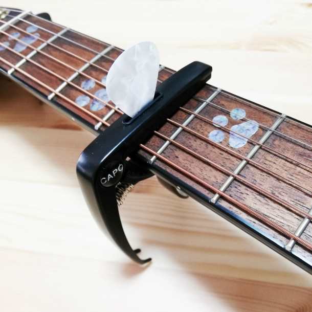 全国どこでも送料無料 カポタスト 銀 シルバー ギターピック6枚 エレキギター フォークギター