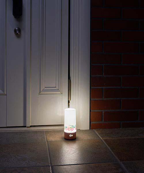 花柄センサーライト ライト センサーライト 花柄 かわいい おしゃれ インテリア 人感 人感センサー 電池式 屋内 屋外 防犯 の通販はau Pay マーケット スリーピース