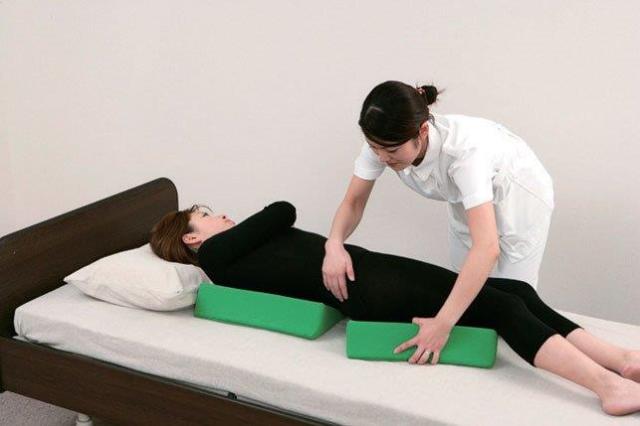 体位変換クッション 三角 補助装置 介護 介助 床ずれ防止 / ナーセントパット　L50 グリーン_2