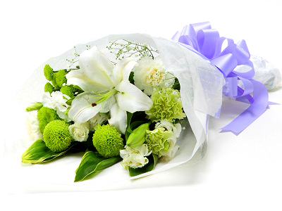 お供え花束“フェアリー”洋風（M） フラワーギフト 花束 お供え お悔やみ お彼岸 命日 法要 御仏前 御霊前 ユリ・カーネーション・ピンポンマム ナチュラルグリーンの花束の通販は 5,005円