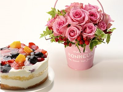 プチローゼ＆クワトロベリートルテ フラワーギフト アレンジ 誕生日 記念日 プレゼント バラのアレンジとケーキ
