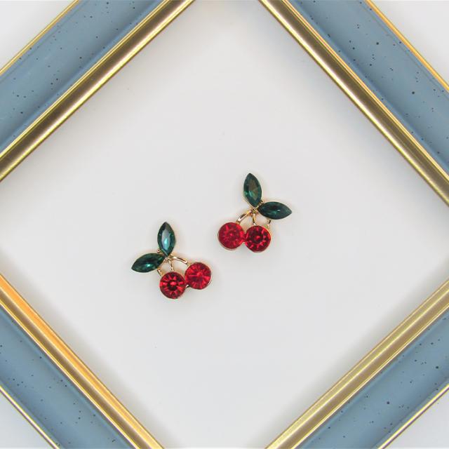 可愛いキラキラビジューのさくらんぼ フルーツパーツ デコ Diy 資材 サクランボ ストーン 果物 左右セット ピアス イヤリング 貼り付け の通販はau Pay マーケット Lieben Au Pay マーケット店