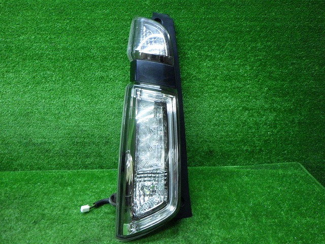 ホンダ　JH1/2　N-WGNカスタム　前期　右テールレンズ　W1399　B　240705043