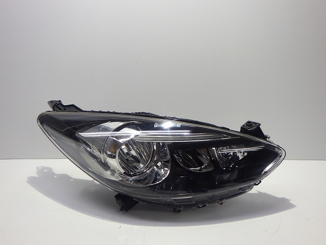 デミオ 右前照灯 LED DEJFS 後期 W1212 マ D08A-51-031 上塗り 好いたらしい 260421251
