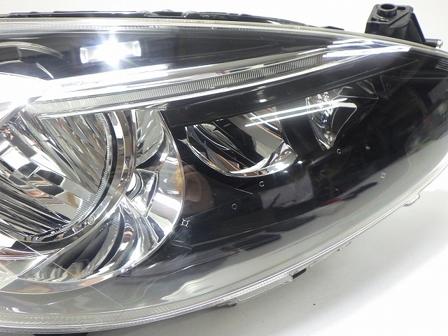 デミオ 右前照灯 LED DEJFS 後期 W1212 マ D08A-51-031 上塗り 好いたらしい 260421251