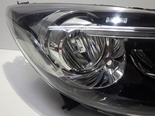 デミオ 右前照灯 LED DEJFS 後期 W1212 マ D08A-51-031 上塗り 好いたらしい 260421251