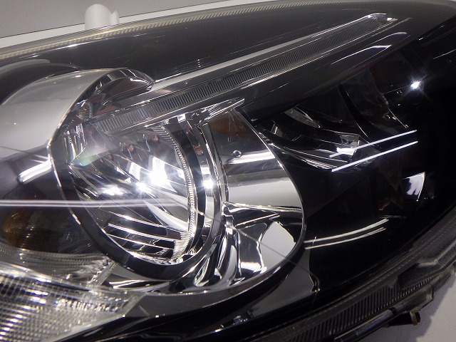 デミオ 右前照灯 LED DEJFS 後期 W1212 マ D08A-51-031 上塗り 好いたらしい 260421251
