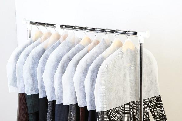 即納 肩まで洋服カバー 10枚セット カバー 洋服 カバー クローゼット ホコリ スーツ ハンガー 不織布 防虫剤 通気性 収納 10枚 日本製の通販はau Pay マーケット 最大1000円offクーポン Dragonbee
