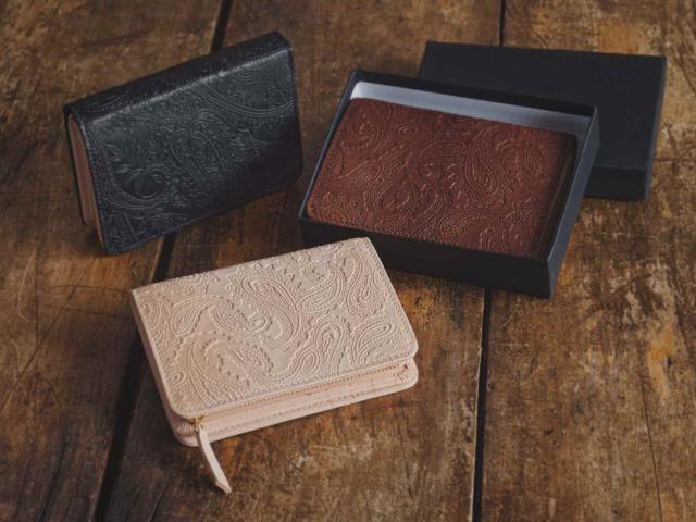 【エゾ鹿シリーズ】折りたたみ財布　ベイズリー柄　仕上げ　エゾ鹿高級本革使用の通販は