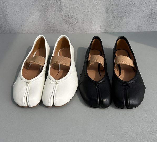 足袋 パンプス フラットシューズ タビ 春 先割れ 靴 レトロ レディース 羊革 ゴムストラップ 歩きやい 軽量 個性 シンプル カジュアル 黒 白