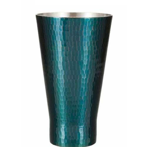 手打ち鎚目タンブラー　純銅青被仕上げ（大）　新光堂  アヅマ スプーン フォーク  ディナーナイフ ディナースプーン ディナーフォーク ィースプーン ケーキフォーク 贈り物 プレゼント　食事シーン