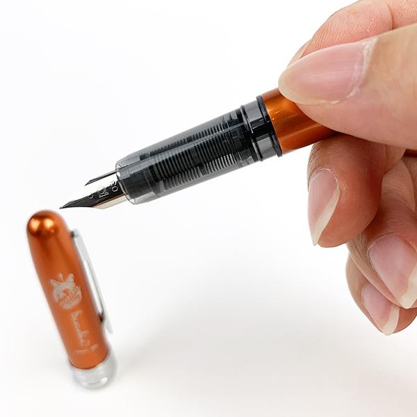 ツイステッドワンダーランド スカラビア寮 万年筆 ペン 文房具 ツイステ オレンジ グッズ Mcor の通販はau Pay マーケット Perfect World Tokyo