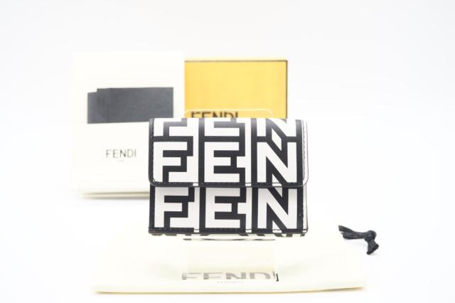 ☆安心の3大保証☆ ABランク ≪FENDI フェンディ/三つ折り財布≫ 8M0395 FENDI ローマ マーク ジェイコブス コンパクトウォレット ブラック ホワイト