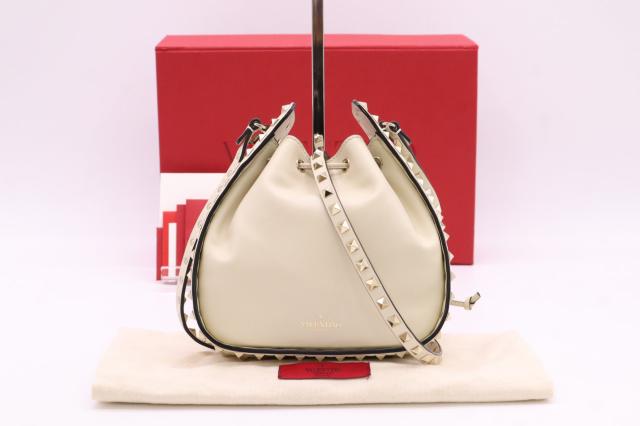 ★3日以内返品可★ 美品 Valentino ヴァレンチノ ロックスタッズ レザー スモールバケット ロックスタッズ ショルダーバッグ PW2B0178BOL 2wayショルダーバッグ アイボリー レザー レディース