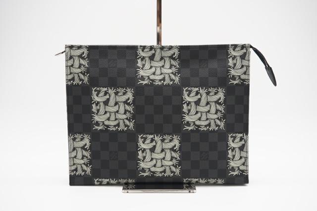 ★3日以内返品可★ 美品 LOUIS VUITTON ルイ・ヴィトン グラフィット ポシェット ヴォワヤージュ クリストファーネメス N61234 クラッチバッグ グレー ホワイト コーティングキャンバス メンズ